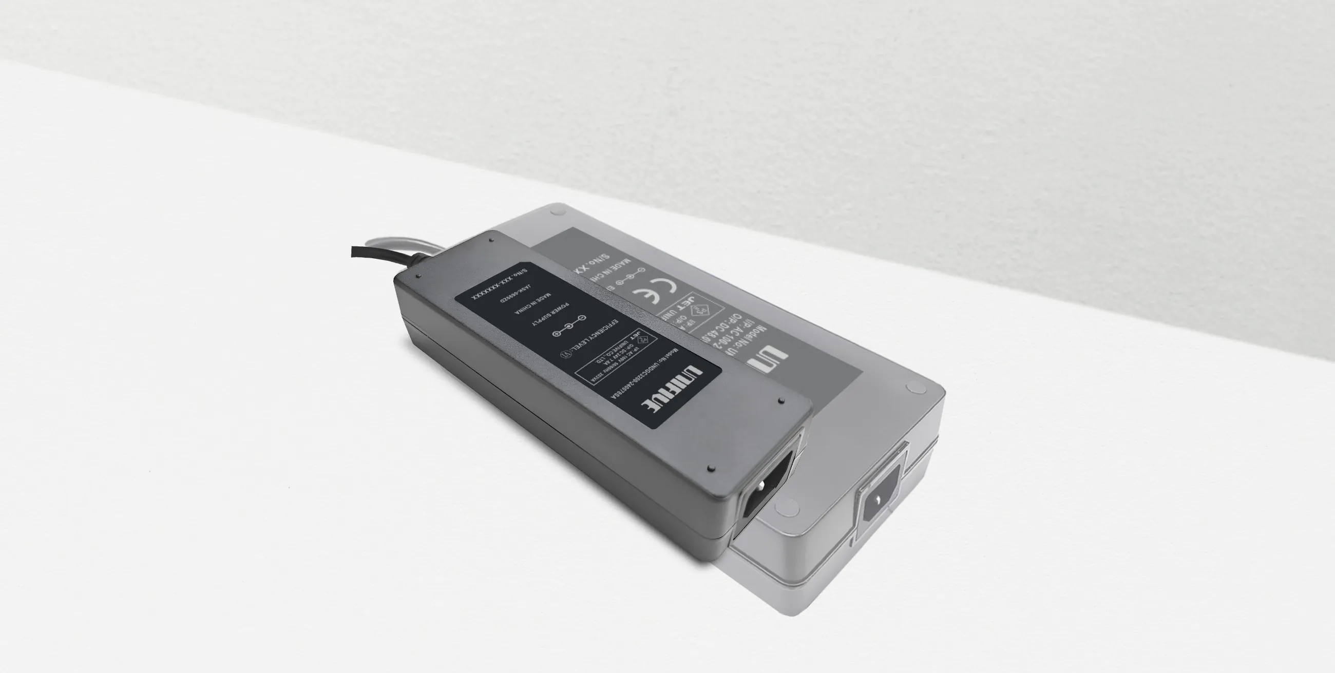 GaN技術を採用した200Wアダプターを新発売 従来比約70％の小型化を実現