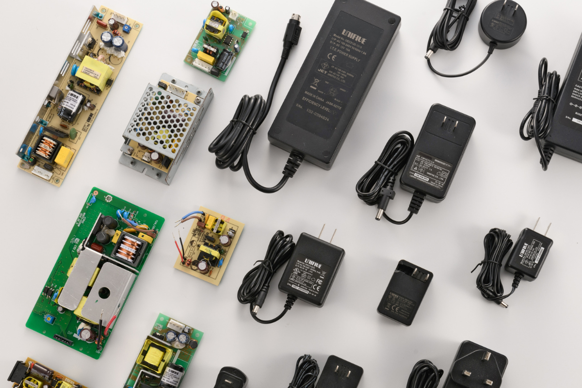 ユニファイブの多品種ACアダプター製品群