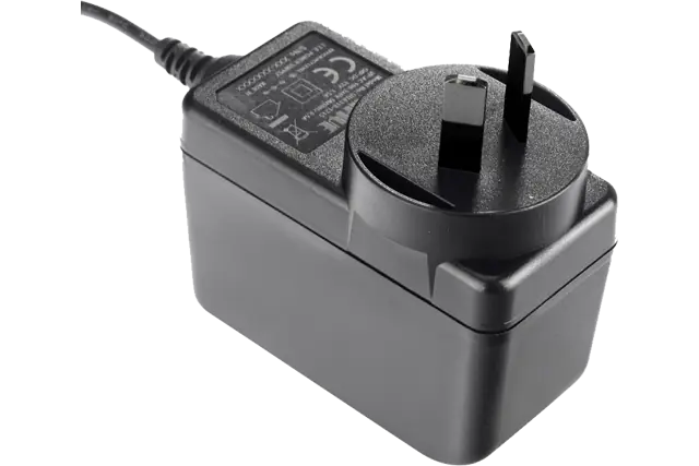 世界一番最小のガンACアダプター 37 x 41 x 42mm (65W) 世界初・世界最小クラスカードサイズの100W GaN ACアダプタ