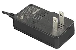 Foto de un adaptador de CA con clavija desmontable (utilizable en 4 direcciones)