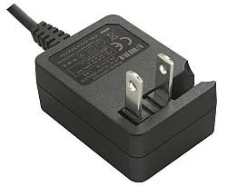 Foto de un adaptador de CA con clavija plegable